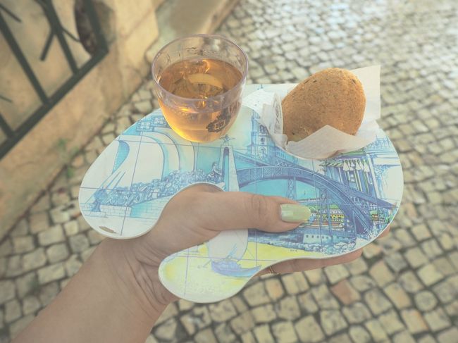 こちらでポートワインとバカリャウのセットを購入。<br />ポートワインが溢れないようにしながら坂を下っていきます。<br />