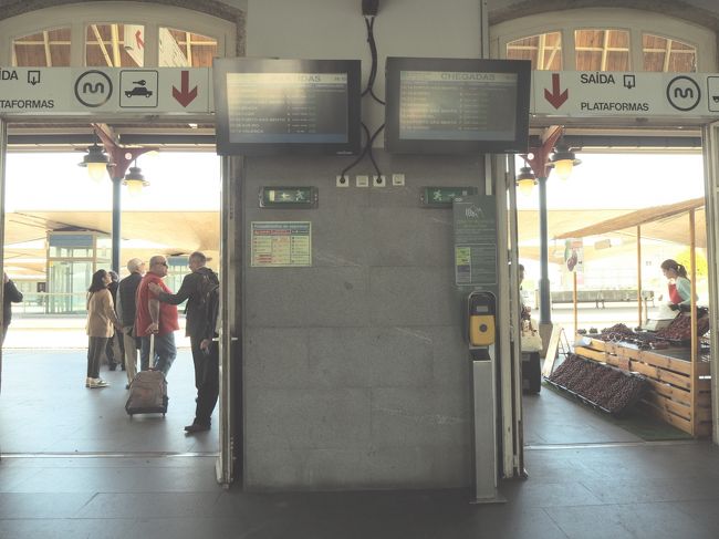 駅舎内でさくらんぼを売ってました。