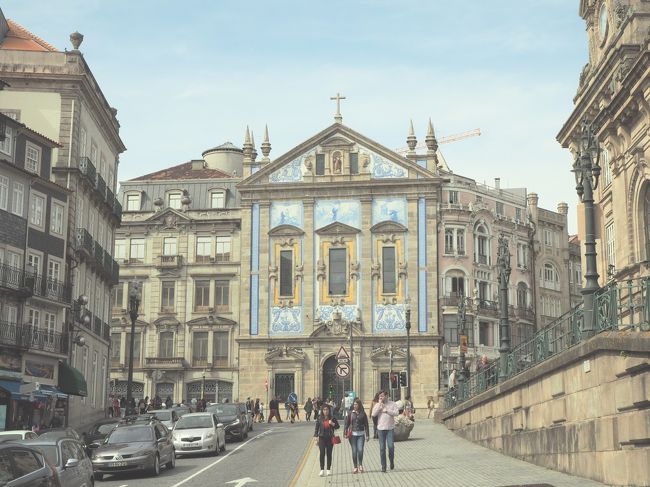 こちらも駅からすぐの有名なアズレージョ 。<br />コングレガドス教会。