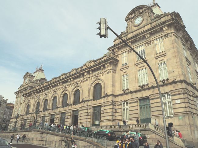 ポルト、サン・ベント駅に到着！<br />豪勢な駅舎です。<br />有名なアズレージョやホステルもこの中にあります。