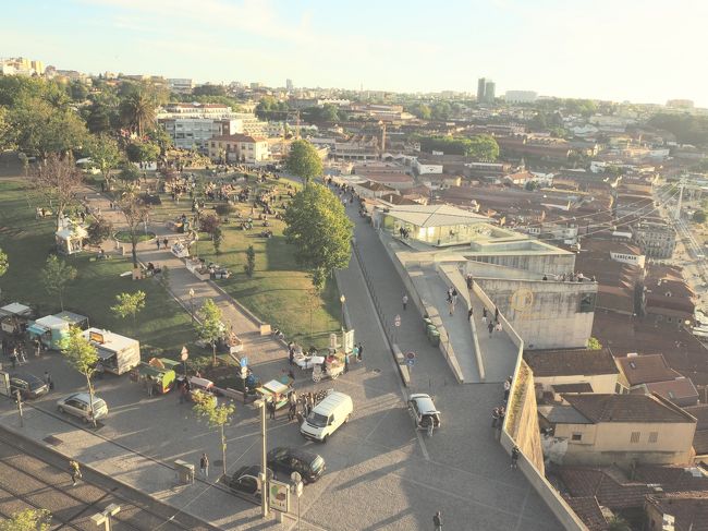 セラ・ド・ピラール修道院まで登るとモーロ庭園も見渡せます。<br />みんな芝生からポルトの街並みを楽しんでいます。