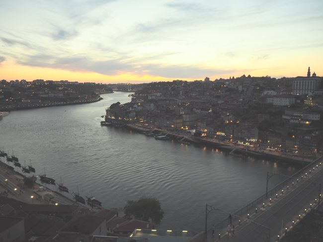 町に明かりが灯りだしました。<br />美しい。