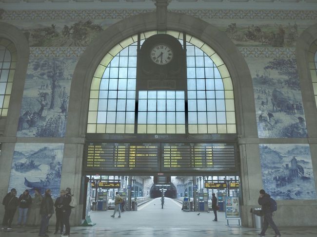 早朝にサン・ベント駅に来ました。<br />人が少ない時間を狙いました。