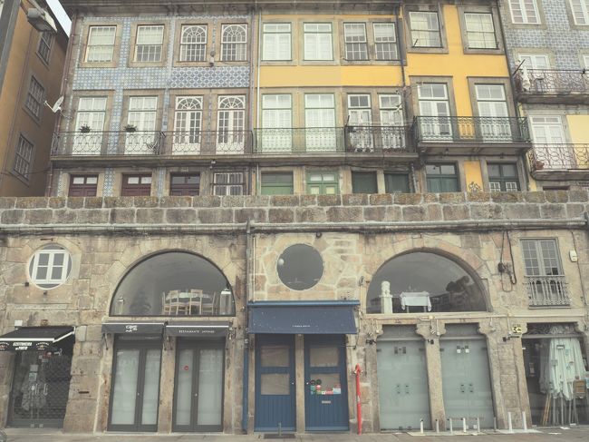 朝早いのでまだ開店してませんが、昼間は賑わってます。