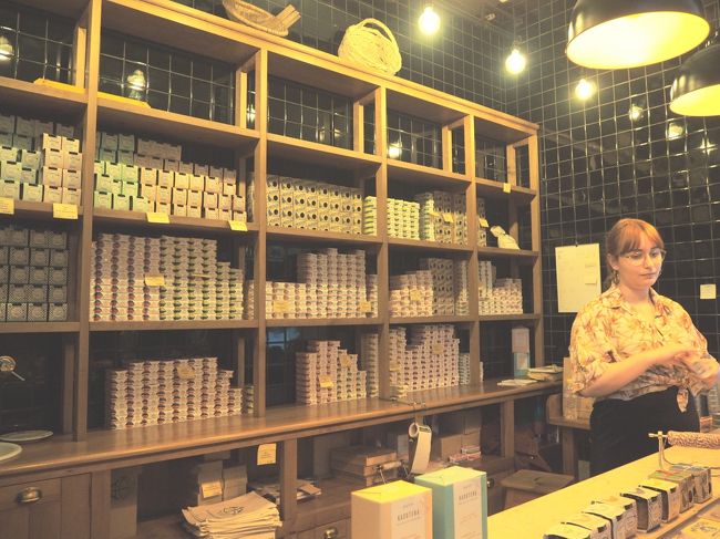 定番お土産の缶詰屋さんもあります！