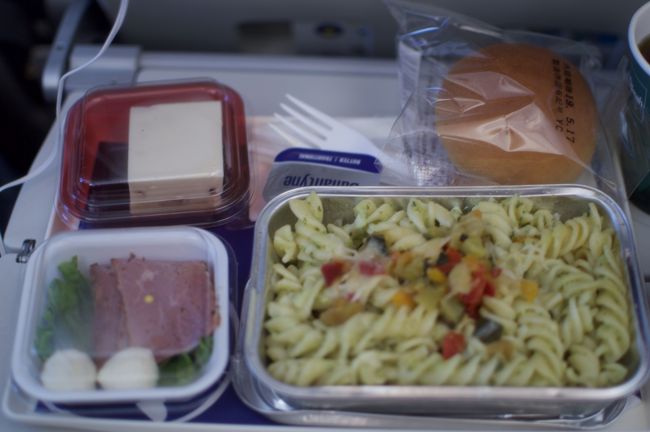 2回目の機内食。<br />こちらもまずまず。<br />映画なども充実していて満足です。