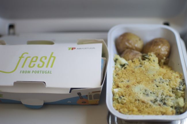 ワルシャワにて乗り換え、今度はTAPポルトガル航空。<br />使用している容器がエコな感じでした。<br />職業柄、気になってしまいます。<br />味は、、あまり記憶にない・・