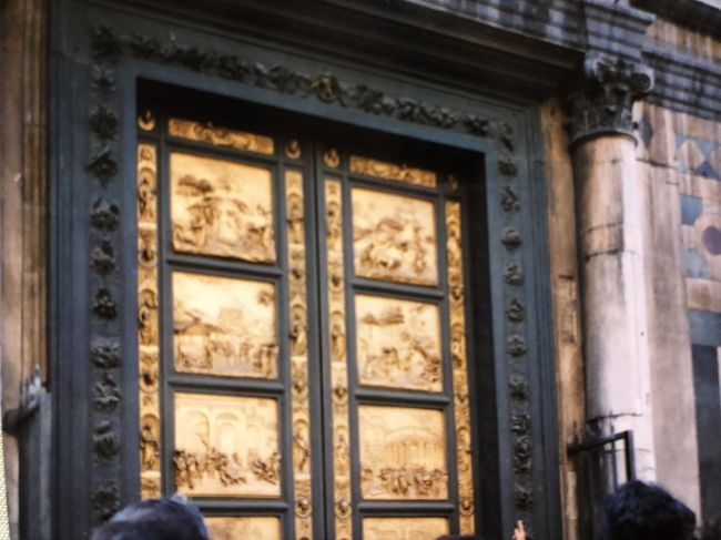 ジョットは洗礼堂の天国の門も<br />作りました。