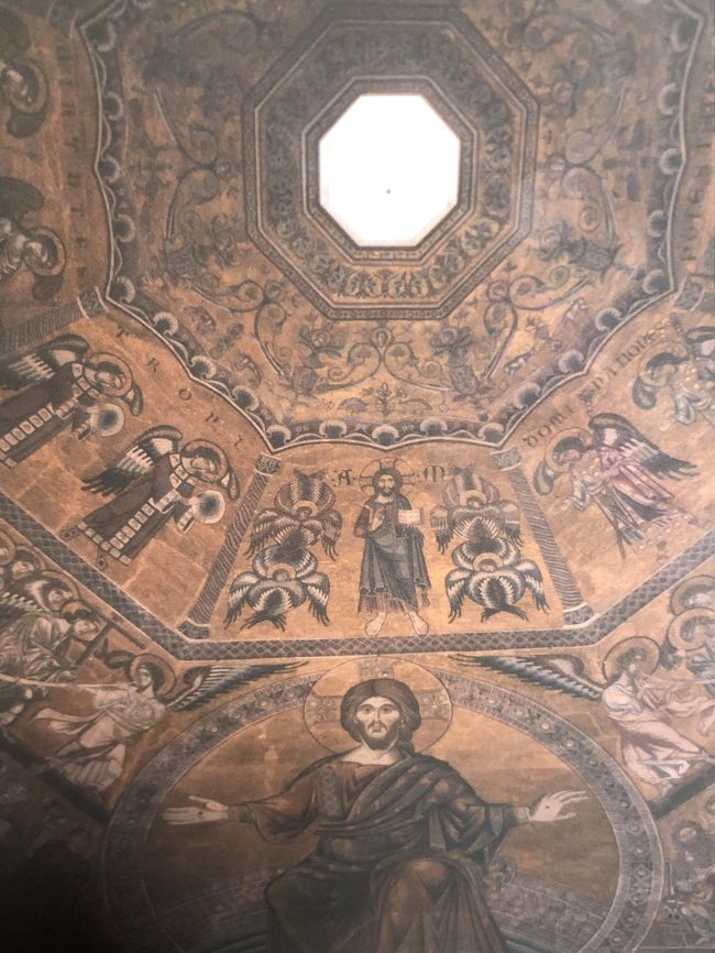 洗礼堂の天井はモザイクによる<br />最後の審判