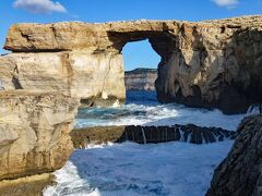 12月26日
天候は晴れで、観光日和です。ホテルの西方約1.5kmにある「アズールウインドウ, Azure Window」が最初の見学場所です。海岸の石灰岩に形成された「窓、Window」は見応えがあり、しばし見とれてしまいました。
（残念なことに、2017年３月の嵐で崩壊してしまい、今はもう見れない絶景です）