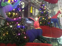 ＜エムクオーティエ＞

今日はショッピング中心♪

まずはプロンポン駅にあるエムクオーティエへ。
大きな吹き抜けに動物達がたくさん！