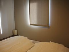本日の宿は、益田にあるマスコスホテル。
https://mascoshotel.com/
日帰り入浴施設も備えた、素敵なホテルです。
コンパクトな和室を予約しました。
布団は入室の時点で敷いてありました。