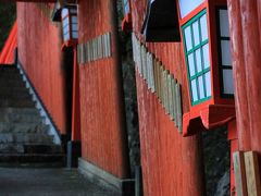 太鼓台稲荷神社に来ました。
赤い鳥居が本殿まで続きます。