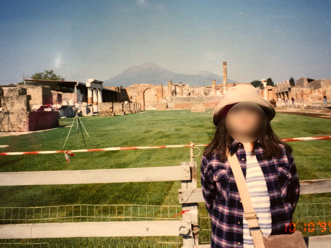 三日目はポンペイ・ナポリへ<br />ベスビオス火山ってあんなに<br />離れてるのにね。。<br />