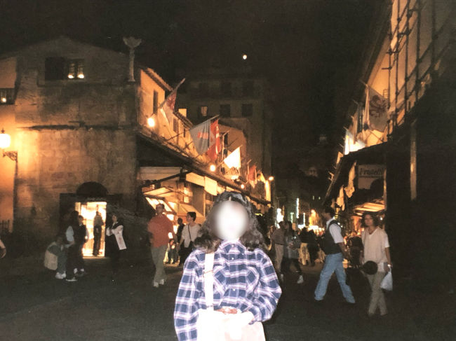 夜はキラキラのポンテ・ヴェッキオ<br />宝石店が多いからです。