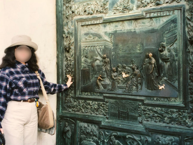 触るとご利益があるという彫刻