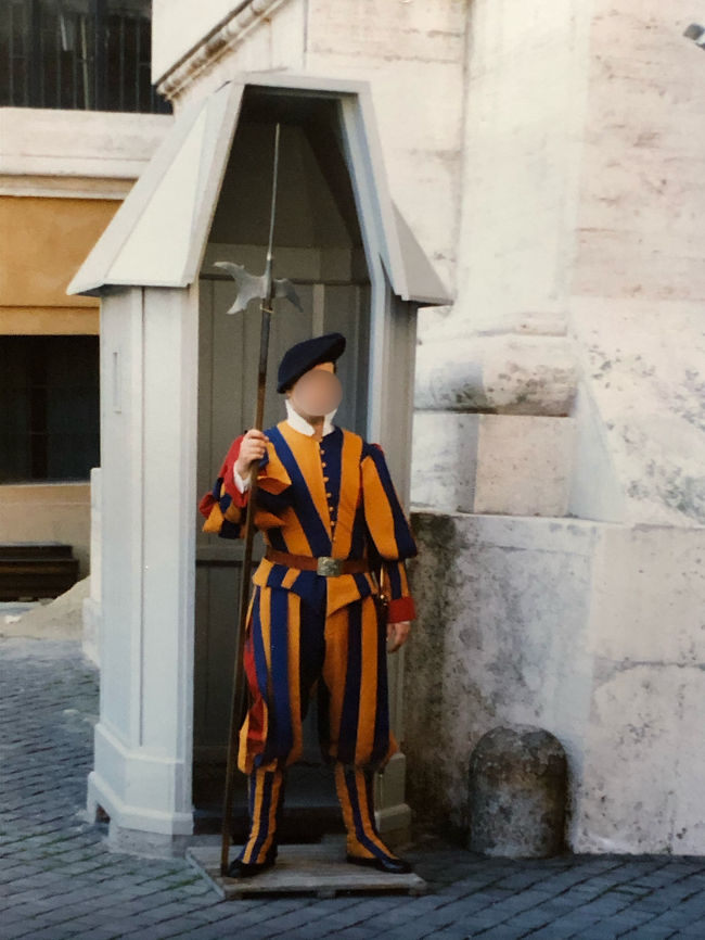 ミケランジェロがデザインしたという<br />ヴァティカン衛兵の制服。<br />護っているのは、スイス人です。