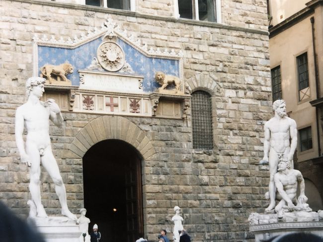 レプリカですが、迫力の彫刻たち