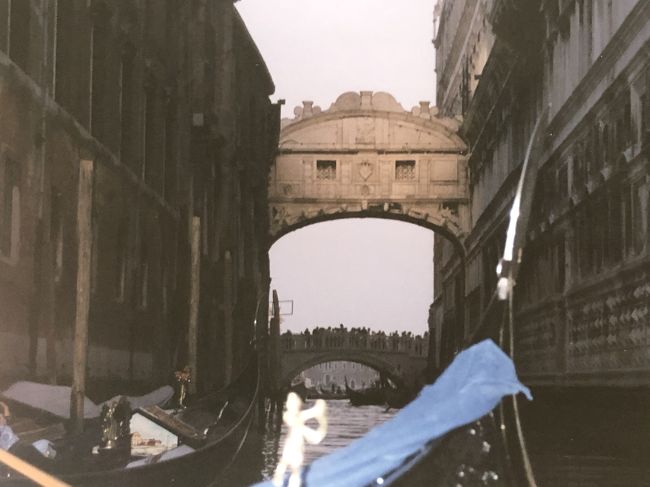 黄昏時のゴンドラ乗船。<br />ため息橋の囚人に想いを馳せて…