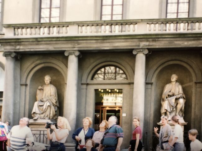 皆が眺めてるのはドゥオモですが<br />作者のブルネレスキ（左）と<br />鐘楼の作者 ジョットも一緒に。。