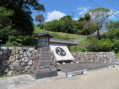 三の丸跡。城の玄関口として整備されています。目の前を近鉄志摩線と国道４２号が走りますが、この部分に二の丸の御殿があったと考えられています。