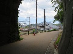 トンネル越しに見えるのが近鉄志摩線中之郷駅です。三の丸跡。城の玄関口まで徒歩５分。鳥羽駅からは徒歩１０分。