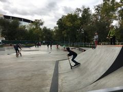 そのまま別の公園の方へずっと歩いていきました。スケボーなどで遊べる空間で少年たちが滑ったりジャンプしたりしてます。