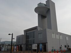 　雄武町の中心部は想像以上に市街化されており、国道沿いにはコンビニも3軒、道の駅おうむの隣には生協もあった。国道238号オホーツクラインの沿道には、適度に自動販売機やコンビニが現れるので、補給に困ることは無い印象だ。