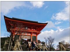 清水寺(世界遺産)
阪急京都河原町駅から徒歩28分
京阪祇園四条駅から徒歩24分
市バス清水道または五条坂下車徒歩10分
拝観料、大人400円
八坂の塔から歩いて15分くらいです。