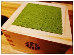 MACCHA HOUSE 抹茶館 京都産寧坂店
京阪祇園四条駅下車徒歩20分
市営バス東山安井下車徒歩10分
抹茶ティラミス、594円
河原町店はいつ行っても大行列なのに対し、産寧坂店はすぐに入れました。
1階、2階とテラス席があるのでけっこう広かったです。