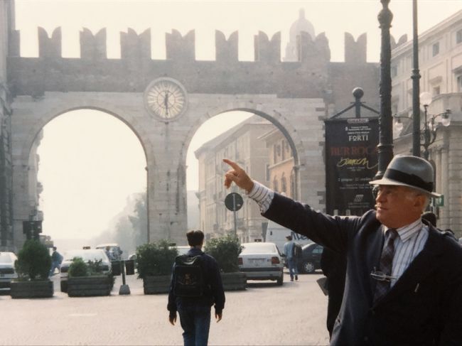 そして、ヴェローナの名物ガイド<br />アダモさん！<br />勉強熱心な方、日本語でガイドする為<br />ノートにはメモがいっぱい！<br /><br />あと、お年を召しておられますが<br />流石、年季の入ったイタリア男！<br />女性のお客さんには常に褒め言葉を<br />投げ掛けてくれます ♪ ^^