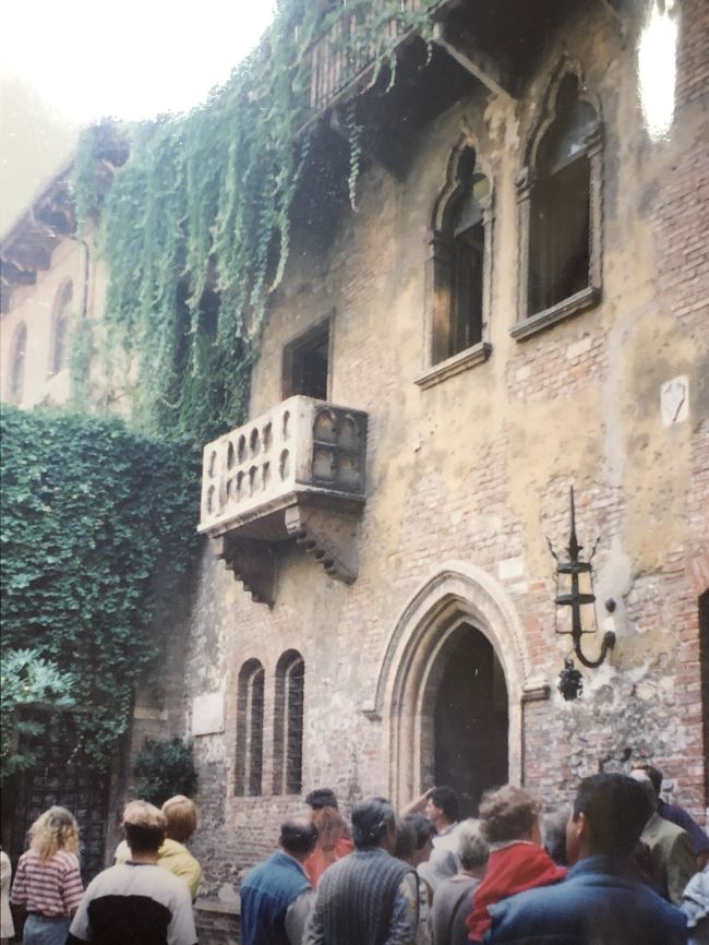 有名なバルコニーの下には