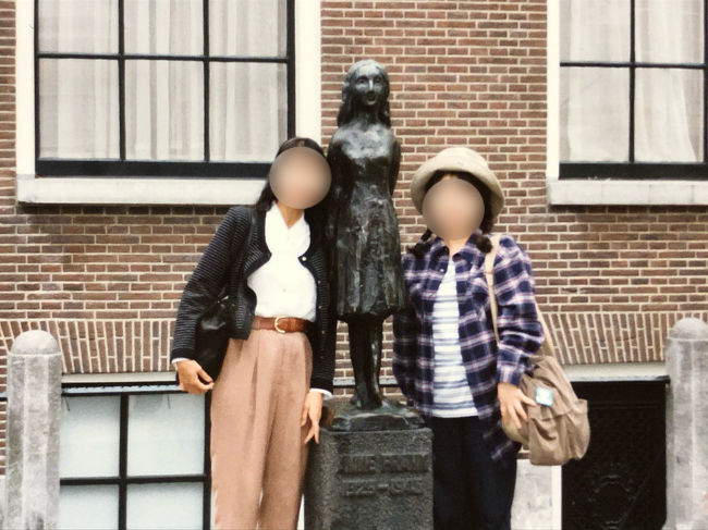 アンネ・フランクの隠れ家です。<br />アンネちゃんと記念撮影。