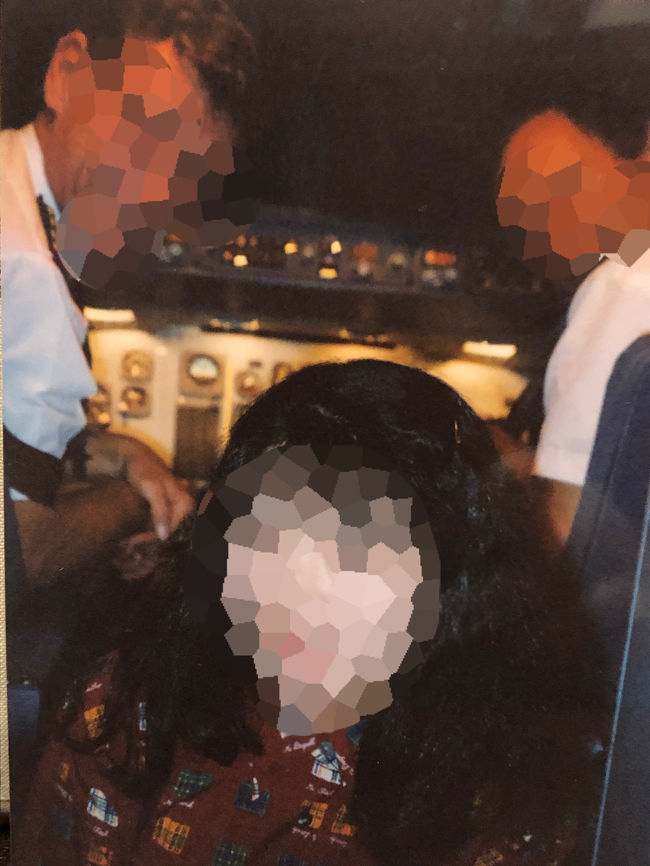 それを更にランクアップしてくれたのは<br />機長が我々を呼んでコックピットからの<br />眺望を観せてくれた事。<br /><br />飛行機から見た星空は星が地平線の様に<br />見えるのです。<br />機長と副操縦士との記念撮影まで。。<br />サービスマックスのフライトでした ♪