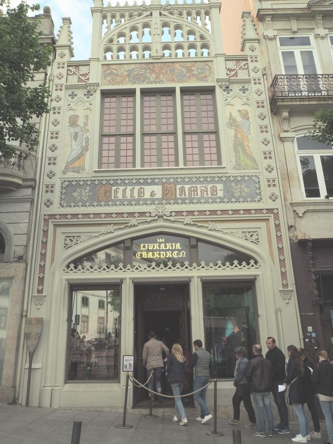 こちらはハリーポッターの本屋さん。<br />入場するだけどお金取られるのでこちらも外観だけ。<br />とにかくすごい行列でした。<br />行くなら開店が狙い目です。