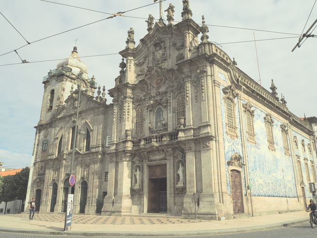 こちらもアズレージョ が有名なカルモ教会。<br />ハリーポッターの本屋さんの先にあります。