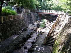 北口改札を出て左に進み、線路の下をくぐりました。
桜の木の遊歩道。川を見下ろすと
