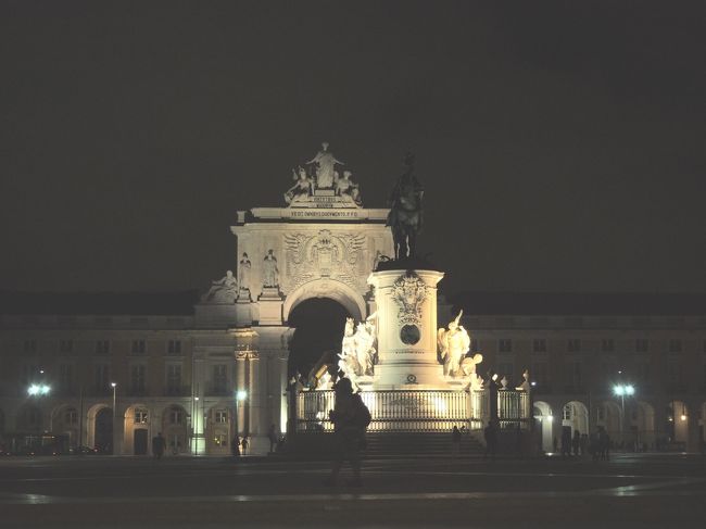 夜のコルメシオ広場。<br />夜でもそれなりに賑わってました。<br />旅も終盤、名残惜しい・・<br /><br />美味しい料理ときれいな街並み、かわいい雑貨に溢れた素敵な国でした。<br />是非また行きたいものです！