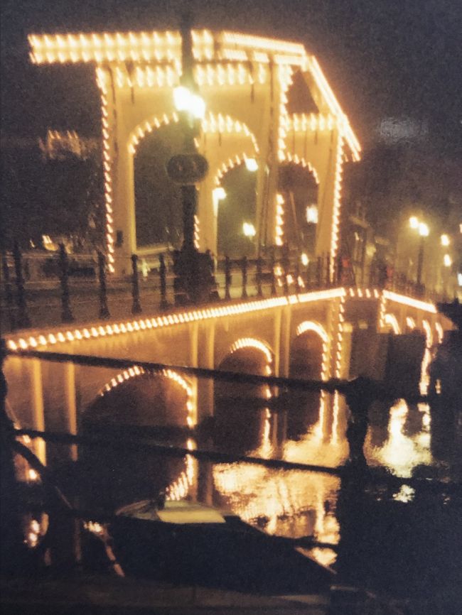 アムステルダム到着はもう真っ暗に<br />なってから。。<br /><br />ホテル近くの運河のライトアップを観に<br />ツアーの方々と団体行動。<br />添乗員さんからは、絶対に男性同伴！<br />女性だけで出てはイケナイ！<br />とアドバイス。<br /><br />男性が二人同行、先頭と最後尾を<br />歩いてくれてたけど、道路側にスーッと<br />車が近付いて来て、何やら話しかけて<br />来ます。<br />男性達が車道側に出て車と我々の間を<br />歩いてくれたけど車はしつこく付いて<br />来てました。。<br />無事にホテルに戻り、皆で怖かったね！<br />ボディガードしてくれた二人の男性達も<br />もっと怖かったわ！と。。<br />本当に… ^^<br />護ってくれて、ありがとうございました。<br /><br />でも、この時の添乗員さんって<br />そう言えば男性でした。<br />一緒に来てくれなかったわ。。