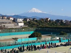 スタジアムの下にあるバス停から歩いてIAIスタジアムへ。待機列に並ぶと見事な富士山が見えました。