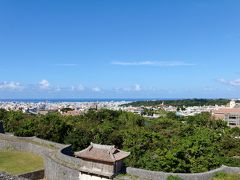 首里城の本殿へ向かうべく階段を登っていくと沖縄の海岸線が一望できました。