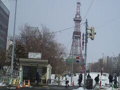 ベタですが大通公園。
雪まつりの雪像取り壊しが見られた。