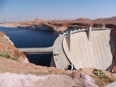 の前に、Glen Canyonダム。

＊目的地まで遠かったので、途中に立ち寄ったと思われます。