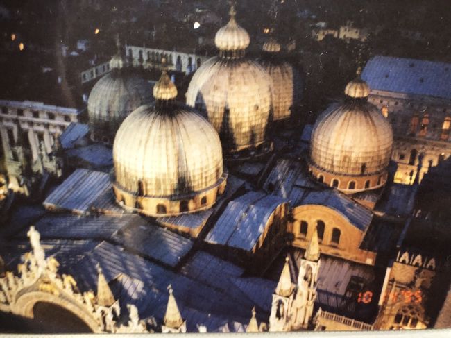 鐘楼から観たサンマルコ寺院<br />登った甲斐はある景色ですね。。