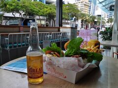 お腹すいたので、ランチにします。Betty's Burgersでバーガーをパクリ。あー海外来たなって感じ。そらビールもすすむわ。ここはモールに併設されてるので、便利な立地です。