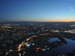 スカイポイント展望台へ夜景を見に行きます。ここの夜景はとても素晴らしい。夕日のグラデーションがなんとも言えませんな～。