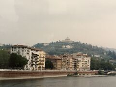 丘の上がサンゼノ・マッジョレー教会