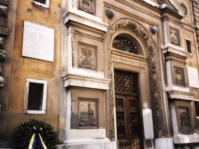 ユダヤ教の教会<br />リースは終戦記念日（4/25）の為のもの