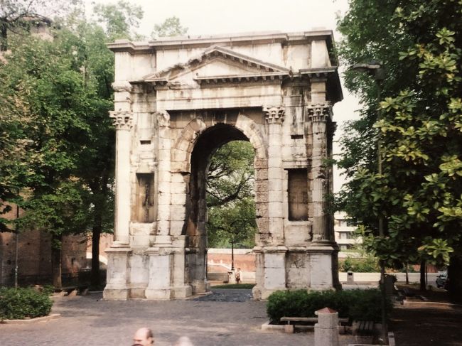 ３日目、ヴェローナへ<br />ローマ時代の門