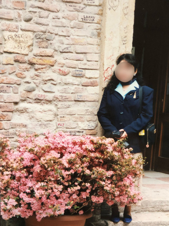 ジュリエッタの家<br />昨日買った、ナラ・カミーチェの<br />ブラウスを早速着てみました。